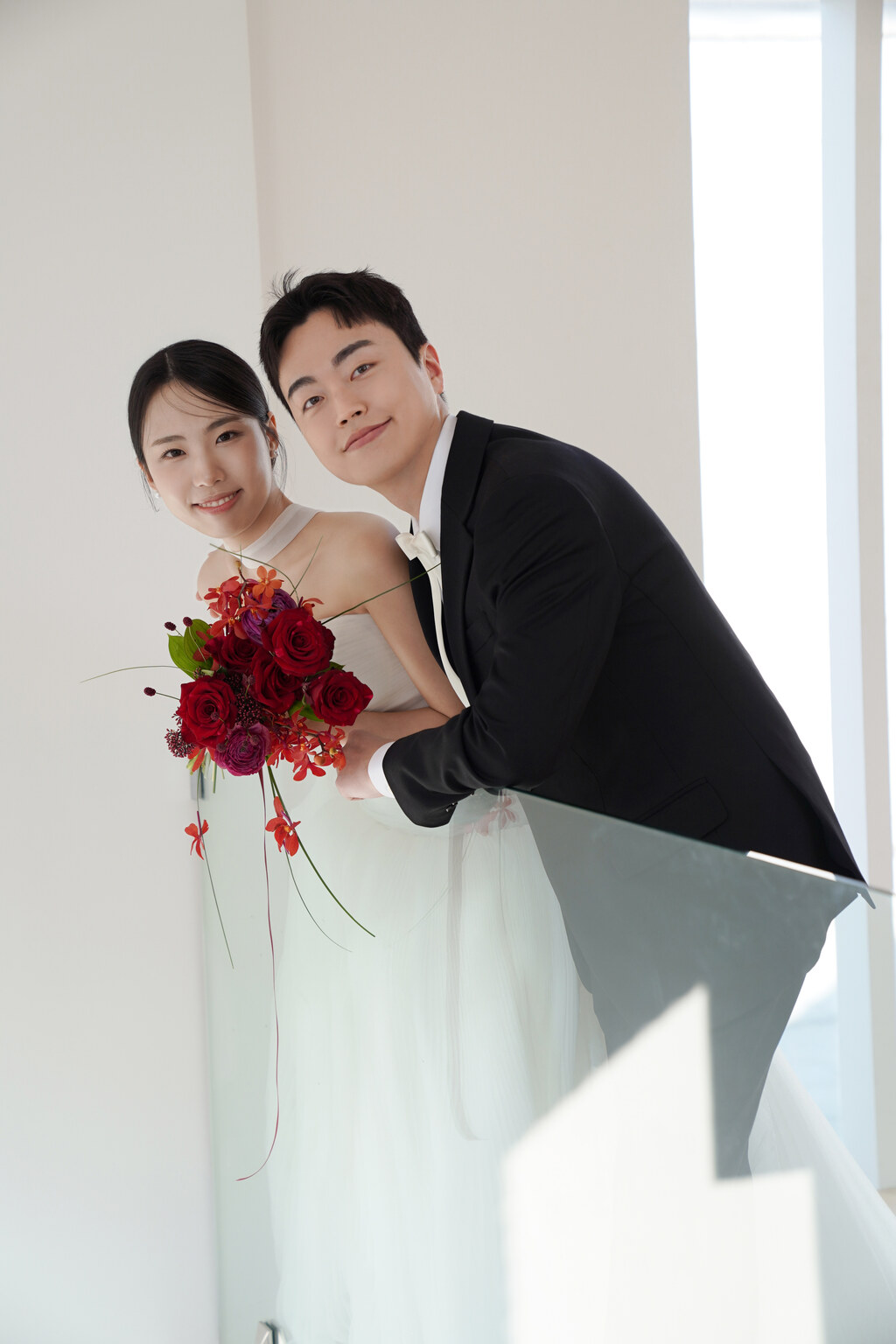 천성혁과 방하영이 붉은 부케를 들고 함께 카메라를 바라보는 모습